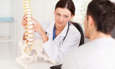 Der Arzt informiert den Patienten über die Stadien der thorakalen Osteochondrose und deren Manifestationen