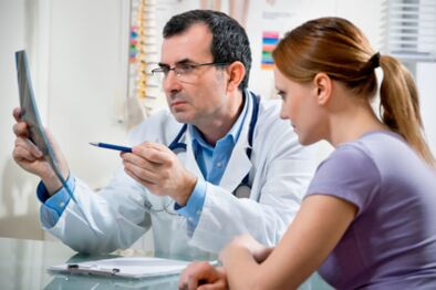 Wenn die ersten Anzeichen einer Osteochondrose der Brustregion auftreten, wird empfohlen, sofort einen Arzt aufzusuchen