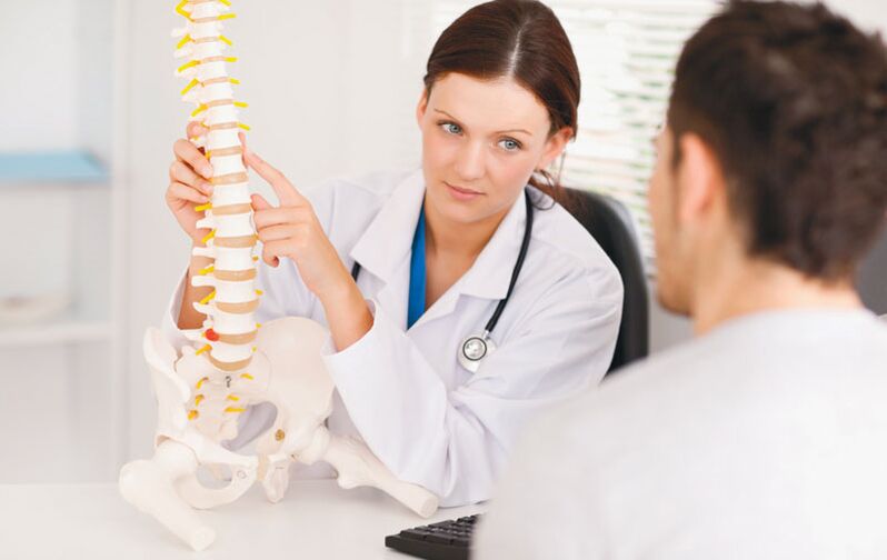 Konsultation eines Arztes zur Behandlung von Osteochondrose