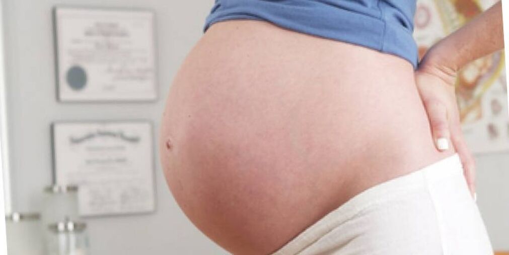 Während der Schwangerschaft kommt es bei Frauen häufig zu Rückenschmerzen im Lendenbereich. 
