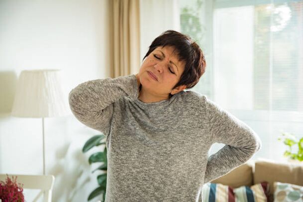 Eine Frau leidet an Osteochondrose der Halswirbelsäule