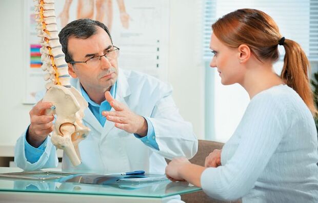 Der Arzt wählt die geeignete Behandlung für die Behandlung der zervikalen Osteochondrose bei einer Frau